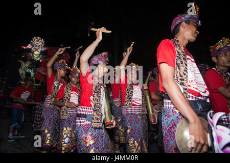 Straßenfest, genannt der Ngrupuk-Parade am Vorabend der balinesische Neujahr mit vielen Menschen in einer Vielzahl von Kostümen, Musik Parade gekleidet Stockfoto