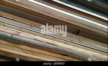 Gestapelte Holz schafft Diagonale Linien. Mobile Fotografie. Stockfoto