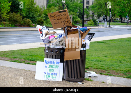 Plakat und Poster nach dem Marsch zur Wissenschaft-Rallye am Earth Day, Washington DC, USA, 22. April 2017 verworfen. Stockfoto