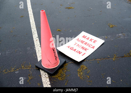 Plakat und Poster nach dem Marsch zur Wissenschaft-Rallye am Earth Day, Washington DC, USA, 22. April 2017 verworfen. Stockfoto