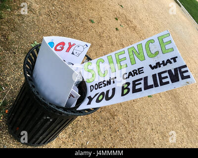 Plakat und Poster nach dem Marsch zur Wissenschaft-Rallye am Earth Day, Washington DC, USA, 22. April 2017 verworfen. Stockfoto