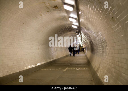 Menschen zu Fuß durch den Greenwich Foot Tunnel auf der Isle of Dogs London Stockfoto