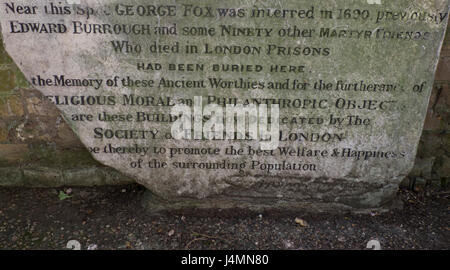 Tombstoneat Bunhill Felder Quaker Meeting House, wo der Friedhof der Gründer George Fox und andere frühe Mitglieder befindet sich in London, England, UK Stockfoto