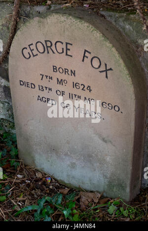 Friedhof von George Fox, Foundr der Quäker-Religion im Bunhill Felder Quaker Meeting House, wo andere Mitglieder auch in London, England, UK begraben sind Stockfoto