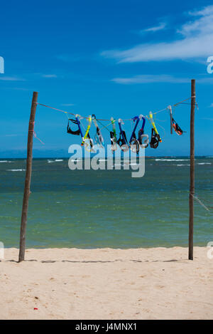 Tauchmasken hängen am Strand Stockfoto