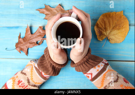 Frau Hände halten Tasse Kaffee Stockfoto