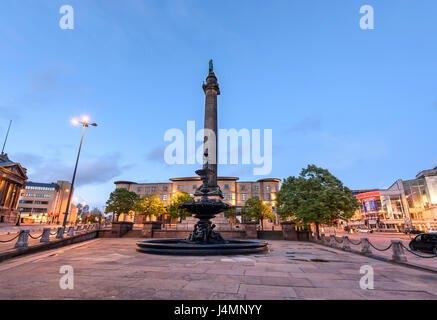 Brunnen vor Duke Wellingtons Spalte Lime Street Liverpool England Stockfoto