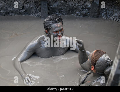 Menschen Baden in El Volcan del Totumo. Der Vulkan ist ein paar hundert Meter und viele Touristen kommen hierher, um in den Schlamm zu Baden. Stockfoto