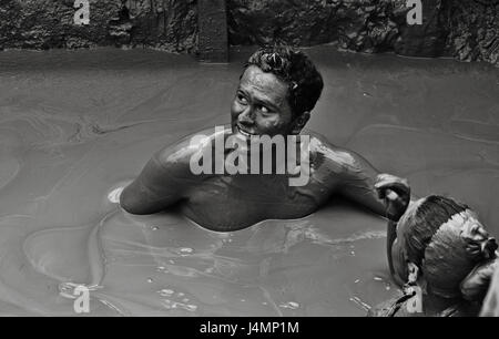 Menschen Baden in El Volcan del Totumo. Der Vulkan ist ein paar hundert Meter und viele Touristen kommen hierher, um in den Schlamm zu Baden. Stockfoto