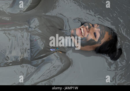 Menschen Baden in El Volcan del Totumo. Der Vulkan ist ein paar hundert Meter und viele Touristen kommen hierher, um in den Schlamm zu Baden. Stockfoto