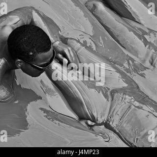 Menschen Baden in El Volcan del Totumo. Der Vulkan ist ein paar hundert Meter und viele Touristen kommen hierher, um in den Schlamm zu Baden. Stockfoto