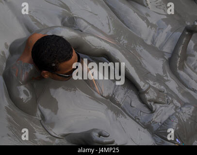 Menschen Baden in El Volcan del Totumo. Der Vulkan ist ein paar hundert Meter und viele Touristen kommen hierher, um in den Schlamm zu Baden. Stockfoto