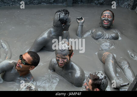 Menschen Baden in El Volcan del Totumo. Der Vulkan ist ein paar hundert Meter und viele Touristen kommen hierher, um in den Schlamm zu Baden. Stockfoto