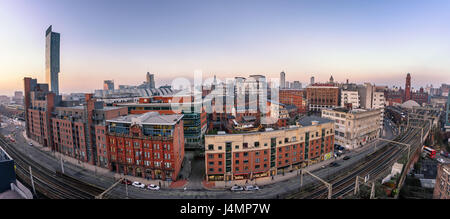 Panoramablick über die Skyline der Stadt von Manchester aus der Höhe Stockfoto