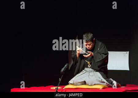 Yanagiaya Sankyo Rakugo Performer präsentiert die traditionelle Storytelling-Leistung auf der Event-Organisation durch Japan Foundation am 13. November 2012 in Buda Stockfoto