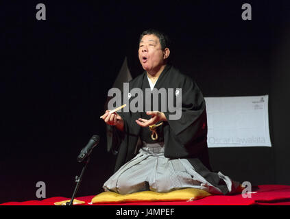 Yanagiaya Sankyo Rakugo Performer präsentiert die traditionelle Storytelling-Leistung auf der Event-Organisation durch Japan Foundation am 13. November 2012 in Buda Stockfoto