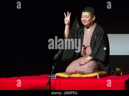 Yanagiaya Sankyo Rakugo Performer präsentiert die traditionelle Storytelling-Leistung auf der Event-Organisation durch Japan Foundation am 13. November 2012 in Buda Stockfoto