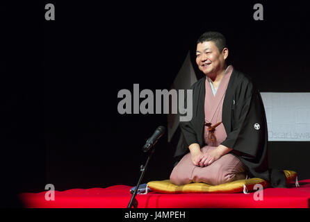 Yanagiaya Sankyo Rakugo Performer präsentiert die traditionelle Storytelling-Leistung auf der Event-Organisation durch Japan Foundation am 13. November 2012 in Buda Stockfoto