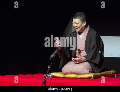 Yanagiaya Sankyo Rakugo Performer präsentiert die traditionelle Storytelling-Leistung auf der Event-Organisation durch Japan Foundation am 13. November 2012 in Buda Stockfoto