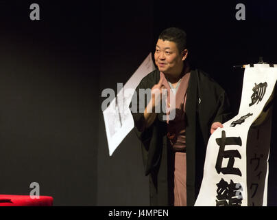 Yanagiaya Sankyo Rakugo Performer präsentiert die traditionelle Storytelling-Leistung auf der Event-Organisation durch Japan Foundation am 13. November 2012 in Buda Stockfoto