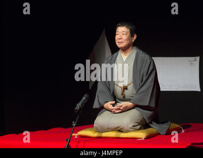 Yanagiaya Sankyo Rakugo Performer präsentiert die traditionelle Storytelling-Leistung auf der Event-Organisation durch Japan Foundation am 13. November 2012 in Buda Stockfoto