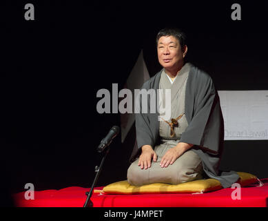 Yanagiaya Sankyo Rakugo Performer präsentiert die traditionelle Storytelling-Leistung auf der Event-Organisation durch Japan Foundation am 13. November 2012 in Buda Stockfoto