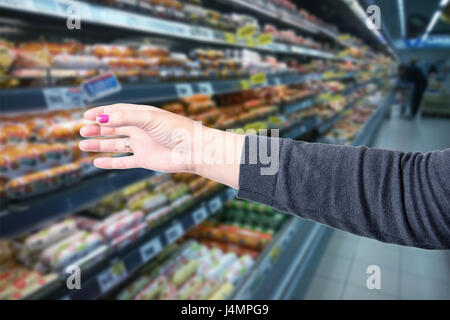 Kommissionieren von Artikeln in einem Lebensmittelgeschäft Stockfoto