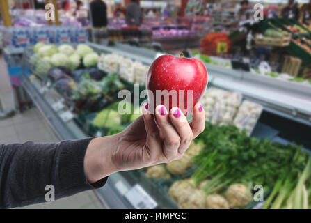 Kommissionierung von Apple in einem Lebensmittelgeschäft Stockfoto