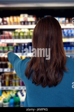 Kommissionieren von Artikeln in einem Lebensmittelgeschäft Stockfoto