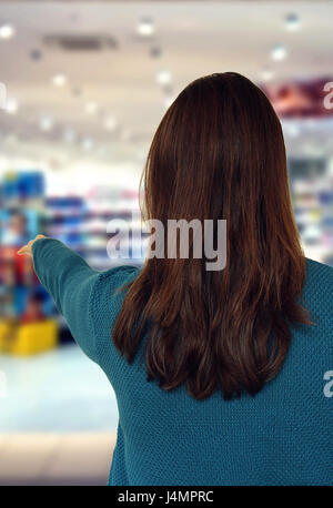 Kommissionieren von Artikeln in einem Supermarkt Stockfoto