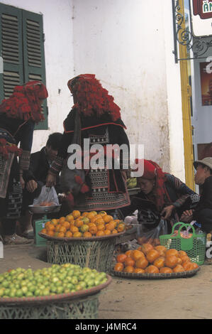 Vietnam, Provinz Lao Cai, Sa Pa, Markt, Vertrieb, Früchte in Südostasien, hochgelegenen Kurort, Sapa, Hochtal, Berg-Stammes, Tao, Tao belasten, Kleidung, Folklore Kleidung, Folklore, Tracht, Tradition, Wochenmarkt, Shop, verkaufen, Wirtschaft, Handel, Südfrüchte, draußen Stockfoto