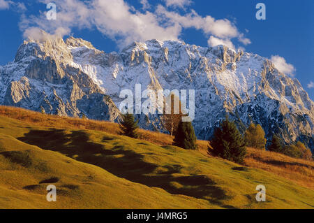 Deutschland, Oberbayern, Buckel Wiesen, Karwendels, Herbst Europa, Bayern, Werdenfels, Landschaft, Schutzgebiet, Wiese, Alm, Bäume, Berg, Berge, Schnee, Natur Landschaft, Berglandschaft, Idylle, malerisch, herbstliche, Staffel Stockfoto