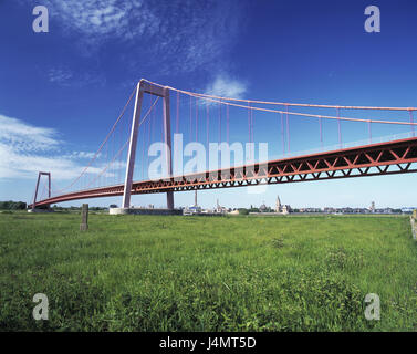 Deutschland, Nordrhein-Westfalen, Emmerich, Cleve Emmerich Brücke Europas, North Rhine-Westphalia, Niederrhein, Fluss Rhein, Straßenbrücke Kleve-Emmerich, Brücke, Rheinbrücke, fertige 1965, Brückenbau, die längste Hängebrücke Deutschlands, 500 m, Struktur, Architektur, Sehenswürdigkeit, Wahrzeichen, Sommer Stockfoto