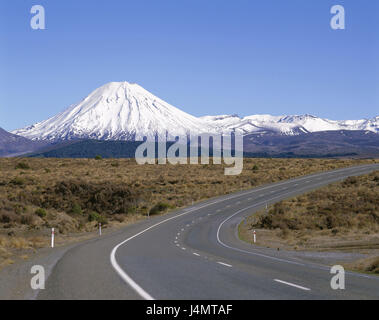 Neuseeland, Nordinsel, Tongariro National Park, Mount Ngarahoe Neuseeland, North Island, Pacific, Pazifik-Insel, Insel, Straße, Landstraße, Nationalpark, Tongariro Nationalpark, Vulkan, Snowy, UNESCO-Welt-Natur-Erbe, Landschaft Stockfoto