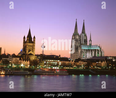 Deutschland, Nordrhein-Westfalen, Köln, Blick auf die Stadt, Nachleuchten, Fluss, der Rhein-Europa, Niederrhein, Kölner Bucht, Stadt, Stadt, Skyline, Kölner Dom, Kirche, Ort von Interesse, wichtige Strukturen, Lichter, Beleuchtung, Bootssteg, Urlaub Schiffe Stockfoto