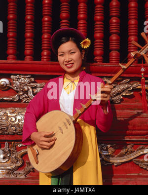 Vietnam, Hanoi, Tempel der Literatur, Frau, Lächeln, stringed instrument, Dan Nguyet, halbe Porträt Asien, Süd-Ost-Asien, Công Hòa X Æ Hôi Chu Nghia Viêt Nam, Tongkingdelta, Stadt, Hauptstadt, van Mieu, Frauen Porträt, jung, Vietnamesisch, Musiker, Musik, Musikinstrument, instrument, asiatisch, Vietnamesisch, lunar Klänge, Geräusche, Zweisaitig, Kultur Stockfoto