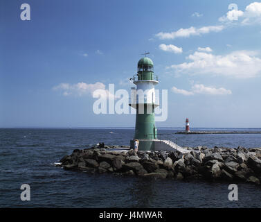 Deutschland, Mecklenburg-Vorpommern, Rostock, Warnemünde, Küste, Leuchttürme Europa, Ostsee, Ostsee Bad, Badeort, Hansestadt, Meer, Felsen, Vordergrund, West Maulwurf, grün-weiß, Turm, Höhe von 32 m, 1897-1898, alten Osten Maulwurf, Leuchtturm, Orientierung, Orientierung, Navigation, Navigationshilfe, Sicherheit, Navigation, Navigation, Ort von Interesse Stockfoto