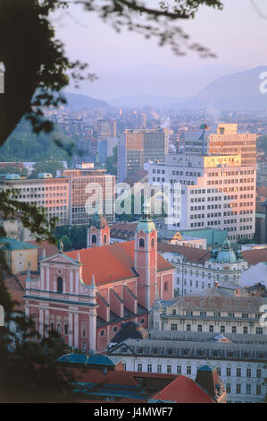Slowenien, Ljubljana, Blick auf die Stadt, Zentrum, Franziskanerkirche, Tagesanbruch Europa, Republika Slovenija, Ljubljana, Hauptstadt, Stadt, Stadt, Teil der Stadt, Stadtzentrum, Kirche, Heilige Bau, Struktur, Architektur, Franziskanerkirche, Ort von Interesse, Dämmerung, morgen Stockfoto