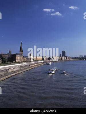 Deutschland, Nordrhein-Westfalen, Düsseldorf, Rhein-Uferpromenade, Schloss Turm, Lambertuskirche, Mann Hochhaus Europas, Ruhr Bereich, Niederrhein, Stadt, Blick auf die Stadt, Altstadt, Fluss Rhein, Kanal, Navigation, Frachter, Schiffe, Schiffen, Lastkähne, Uferpromenade, Rheinpromenade, Rheinufer, am Flussufer, Schloss Turm, Lambertikirche, Kirche Stück Lambertus, Vodafone Mannesmann-Hochhaus, Sommer Stockfoto