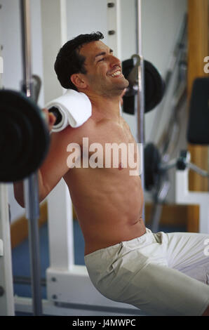 Fitness-Studio, Mann, Ausbildung Gerät, Kniebeugen, an der Seite jung, sportlich, gut ausgebildete, obere Teile des Körpers frei, training, Gewicht Training, Zug, Fitnessgerät, Langhantel, Gewichte, ernst, Stamm, anstrengend, Kraft, Muskeln, straffen, Muskelaufbau, sport, sport, Sport, Bodybuilding, innere Kraft Stockfoto