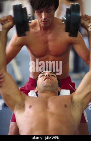 Fitness-Studio, Mann, Diagonale Bank, Hantel Training, Freund, Hilfe Männer, zwei, jung, sportlich, gut ausgebildete, obere Teile des Körpers frei, training, Gewicht Training, Trainer, Hantel, kurz Hanteln, Gewichte, ernst, Belastung, anstrengend, Kraft, Muskeln, straffen, Brustmuskeln, Muskelaufbau, Kraft zusammen, Sport, Sport, Sport, Bodybuilding, innen Stockfoto