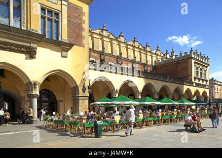 Polen, Krakau, Altmarkt, Tuchhallen, Straßencafé von Europa, Osteuropa, Polen, Rzeczpospolita Polska, Krakau, Stadt, Innenstadt, Altstadt, Marktplatz, Zentralmarkt, Rynek Glowny, Platz, Ort von Interesse, UNESCO-Weltkulturerbe, Kultur, Gebäude, Architektur, Tourismus, Tourist, Passanten, Café Stockfoto