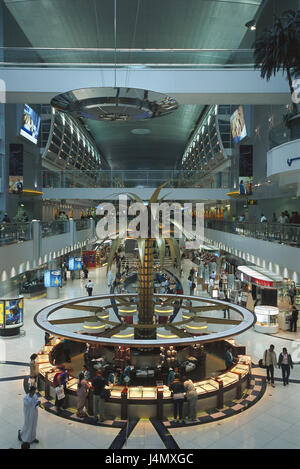 Vereinigte Arabische Emirate, Dubai, Flughafen, innen vorne Osten, im Nahen Osten, Naher Osten, Arabische Halbinsel, Arabien, VAE, Vereinigte Arabische Emirat, Vereinigte Arabische Emirate, Emirat, Scheichtum, Stadt, Hauptstadt, International, Flughafen-Terminal, Architektur, Modern, Klemmen, Schalter, Passagiere, Menschen, Übersicht, Reisen, Verkehr, Transport Stockfoto