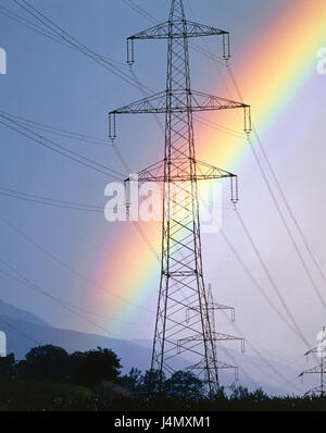 Hochspannungs-Pole, Regenbögen Landschaft, Hügel, Bäume, Strommasten, Masten, Schaltungen, Stromzuführungen, Überlandleitungen, Strom, Energie, Strom, Himmel, Wolken, Gewitterstimmung, Farben, Regen, Regen-Wetter, Sonnenschein, Manifestation, Wetter, Spektralfarben, Symbol, leichtes Band, Phänomen, Naturphänomen, BT, [M] Stockfoto