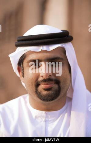 Vereinigte Arabische Emirate, Dubai, Mann, Kopftuch, Porträt, kein Model-Release! Front-Osten, im Nahen Osten, Naher Osten, Arabische Halbinsel, Arabien, VAE, Vereinigte Arabische Emirat, Vereinigte Arabische Emirate, Emirat, Scheichtum, Porträt eines Mannes, Scheich, lokale, Kleidung, Kopfbedeckungen, weiß, Lächeln, traditionell, Bart, freundlich, Rückfahrkamera Stockfoto
