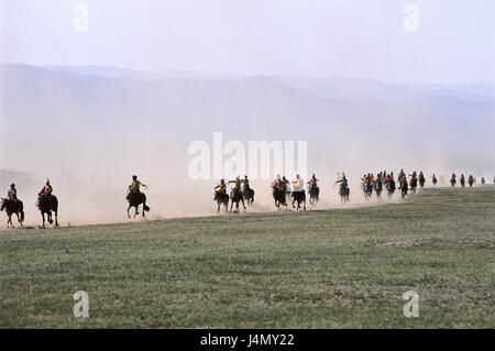 Ulan Bator, Mongolei Naadam Fest des Pferdes Rennen keine Modellfreigabe Zentralasien, Berglandschaft, Landschaft, Wiese, einheimische, Mongolen, blutet, Reiten, Pferde, Reiten, Rennen, Event, Geschwindigkeit, Tempo, Tradition, Traditionen, schlemmen, Staatsnaadam, Sommer Stockfoto