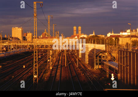 Deutschland, Bayern, München, Hauptbahnhof, Hintergrund, Frauen Türme, Gewitterstimmung Europa, Oberbayern, Innenstadt, Bahnhof, Gleisanlagen, Donnersberger Brücke, Kirche der Muttergottes, Türme, Abendsonne, Konzeption, Flugbahn Verkehr, Schienenverkehr, Verkehr Anlage, Stadtbild, Kirche, urbane Stockfoto