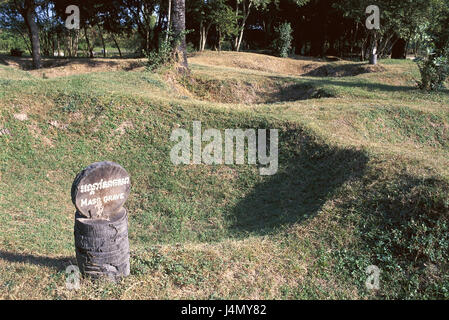 Kambodscha, Coeng Ek, Zerstörung Lager, gemeinsamen Grab, schließen Zeichen Süd-Ost-Asien, Asien, Phnom Penh, Denkmal, Erinnerung, tote Menschen, Konzeption, Tod, Zerstörung, Mord, Angebot, Gräber Stockfoto