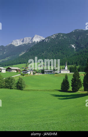 Österreich, Tirol, Stone Mountain im Rofan, lokale Ansicht, Kirche, Hintergrund, Mountain Guffert, Alpen, Sonnwendgebirge, Rofangebirges, Landschaft, Wiesen, Ort, Häuser, Turm, Ansicht, Himmel, wolkenlos, einsamen, Stockfoto