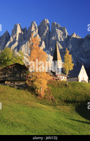 Italien, Südtirol, Villnößtal, Naturpark Puez-Geisler, St. Magdalena, Geisler Gruppe, Herbst, Stockfoto